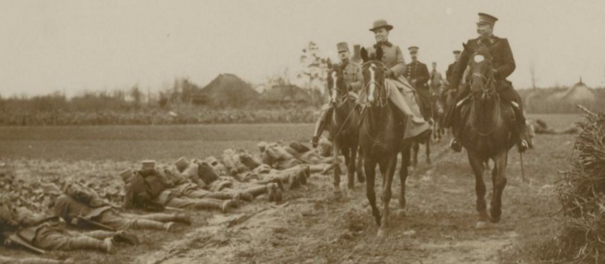 Wilhelmina inspecteert militairen in 1916 (NB locatie foto onbekend. bron: www.gahetna.nl)