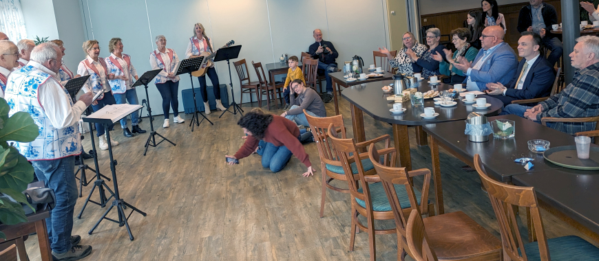 Burgemeester de Man maakt kennis met het dorp